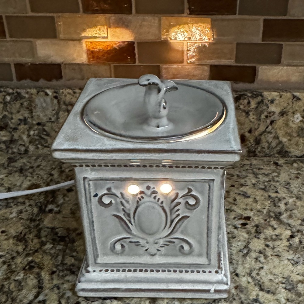 Full Size Wax Warmer Rimports Brand Tan Beige Off White Ceramic Square with Bulb